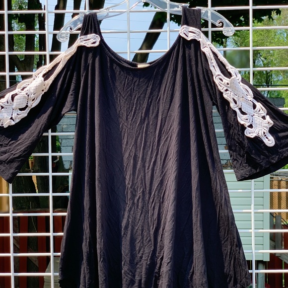 Black tank missing shoulder lace detail - Picture 2 of 4